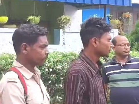 इलेक्ट्रिकल दुकान में चोरी करने के आरोप में अभियुक्त को पकड़ कर ले जाती पुलिस