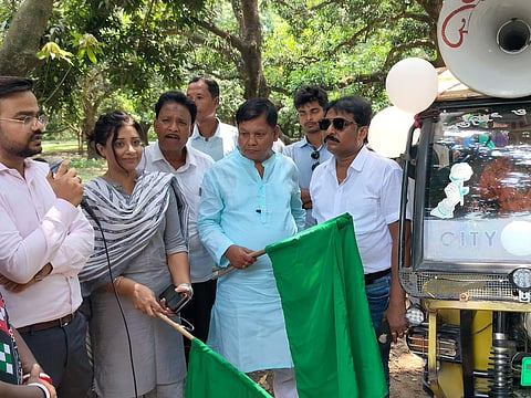 पोलबा में ग्रामीणों को जागरूक करने के लिए ई-कार रैली निकाली गयी