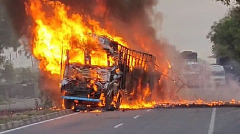 टक्कर के बाद ट्रकों में लगी आग