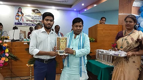 हुगली जिला परिषद के सभाधिपति रंजन धारा मेधावी छात्रों को सम्मानित करते हुए