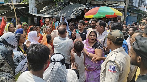 पानी की मांग को लेकर पथावरोध करते स्थानीय लोग