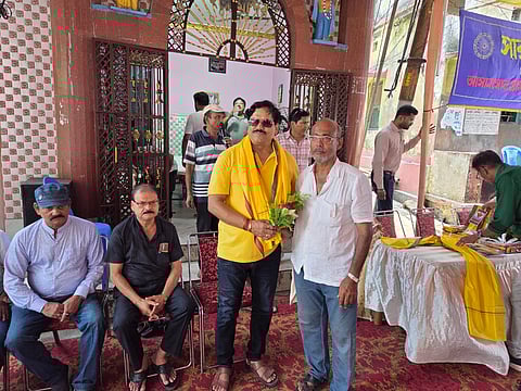 मुख्य अतिथि सचिन राय को क्लब सदस्य सम्मानित करते