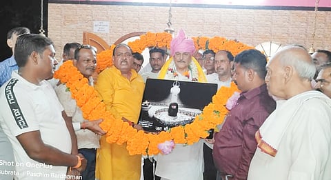 विधायक हरेराम सिंह को सम्मानित करते हिन्दी भाषी समाज के लोग