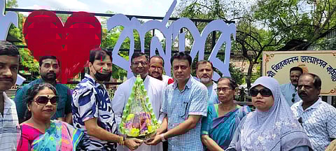 मेयर बिधान उपाध्याय को सम्मानित करते पार्षद अशोक रूद्र व अन्य