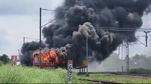 सिलीगुड़ी से मालदा जाने वाली डेमू ट्रेन में लगी भयावह आग