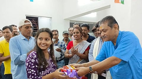 छात्रा को सम्मानित करते तृणमूल कांग्रेस जिला अध्यक्ष नरेन्द्रनाथ चक्रवर्ती