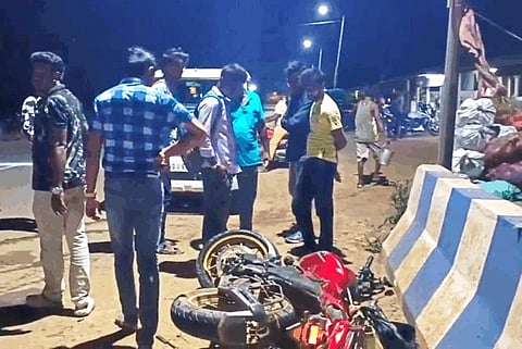 दुर्घटना के बाद पड़ी मोटर साईकिल और लगी लोगों की भीड़