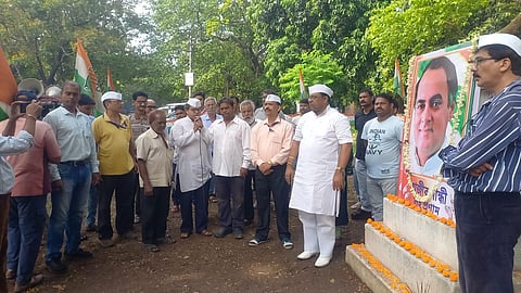 स्व. राजीव गांधी को श्रद्धांजलि देते कांग्रेस नेता व कार्यकर्ता