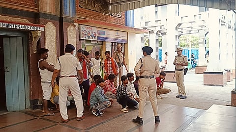 बाल तस्करी में पकड़े गये तस्कर और बच्चे