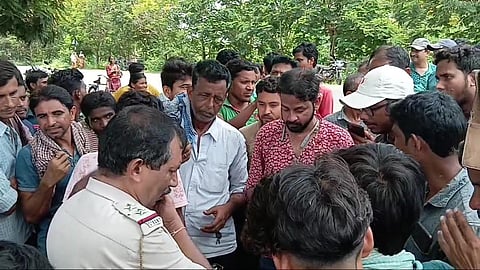 हेचरी के कारण बढ़ा मक्खियों का उपद्रव, परेशान लोगों ने किया सड़क जाम