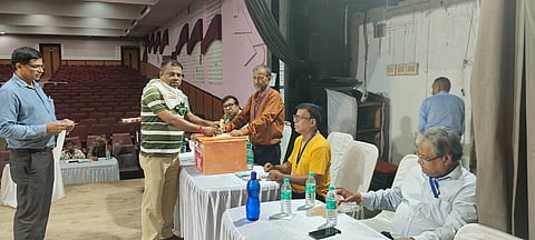 मतदान करते मतदाता