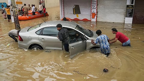 मुंबई में भारी बारिश, बेंगलुरु भी जलमग्न