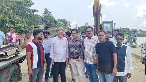 विधायक अब्दुल खालेक मोल्ला ने निरंतर नदी कटाव को रोकने तथा मरम्मत कार्याें की आधारशिला रखी, साथ में है हरिमोहन सिंह व अन्य
