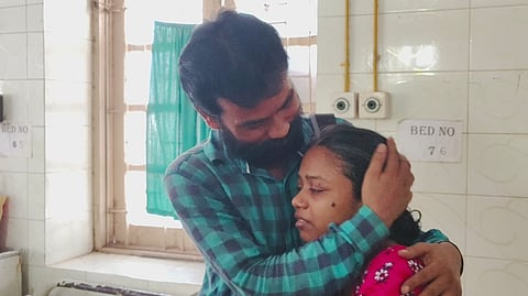 अस्पताल से बीमार बहन को भाई घर ले जाते हुए