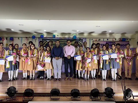 नॉर्थ प्वॉयंट स्कूल में समर कैंप समापन के बाद विद्यार्थियों के साथ स्कूल के चेयरमैन सचिन राय