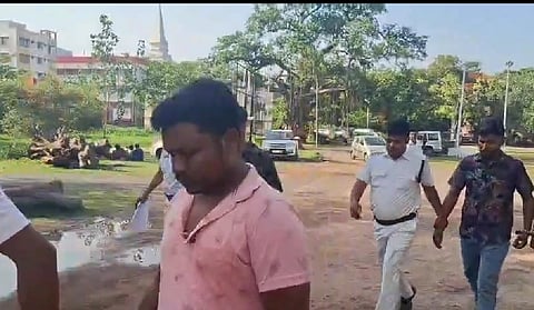 पुलिस अभियुक्तों को गिरफ्तार कर ले जाती हुईं