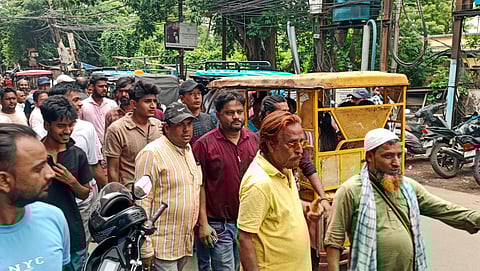 राजू अहलूवालिया के नेतृत्व में विरोध जताते फुटपाथी हॉकर