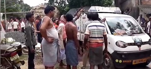 केशपुर में पति पत्नी द्वारा आत्महत्या किए जाने के बाद लगी लोगों की भीड़