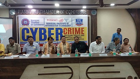 कार्यक्रम में उपस्थित पुलिस अधिकारी व चेंबर के पदाधिकारी