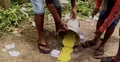 आंगनबाड़ी केंद्र में बनाई गई खिचड़ी को जमीन पर गिराते स्थानीय लोग