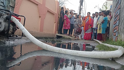 जल जमाव का जायजा लेती विधायक अग्निमित्रा पाल साथ ग्रामिण