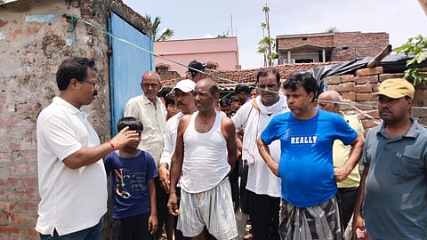 जिला परिषद सदस्य मानस मजूमदार खटाल मालिक को समझाते हुए