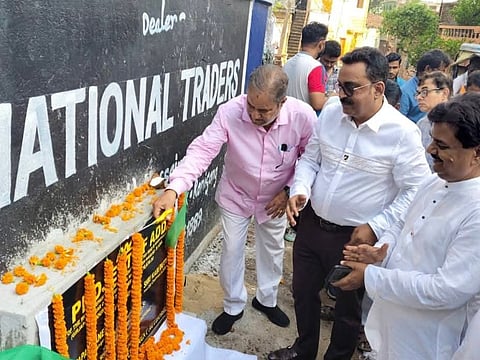 सड़क के पुनर्निमाण का शिलान्यास करते विधायक तापस बनर्जी साथ कवि दत्ता व अन्य