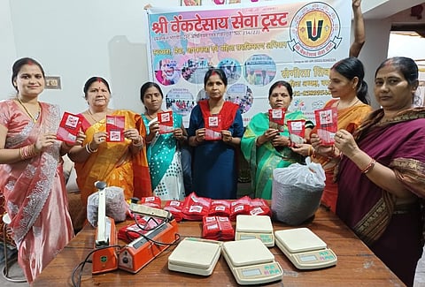 मसाला पैकिंग कराती ट्रस्ट की महिलाये