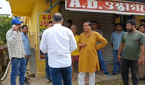 बस से दिन दहाड़े एक व्यक्ति से बैग छिनतई की घटना के बाद पहुंचे चेयरमैन सोमेन खान