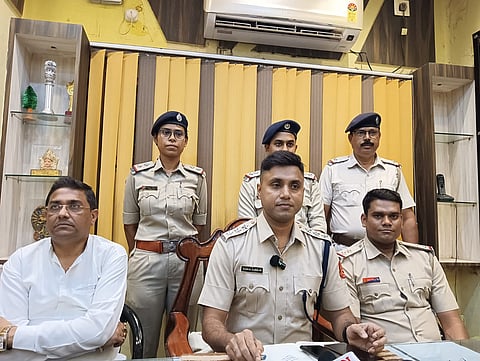 पत्रकारों को संबोधित करते हुए एसडीपीओ तमाल सरकार, साथ में हैं थाना प्रभारी अनिल राज व अन्य