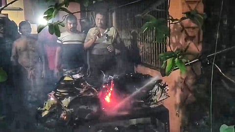 घर में आग लगने से जला सामान