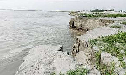 टांगन का जलस्तर बढ़ा, कई इलाकों में नदी किनारों का हुआ भूस्खलन