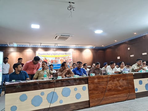 बैठक के दौरान मंत्री बेचाराम मन्ना वक्तव्य रखते हुए,साथ में हैं डीएम मुक्ता आर्य व अन्य