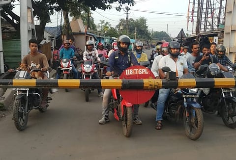 माया बाजार रेलवे फाटक पर खड़ी मोटरसाइकिल