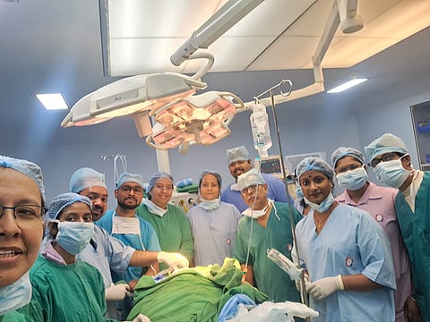 मरीज के साथ डॉक्टर्स