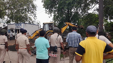 अतिक्रमण हटाते रेलवे अधिकारी