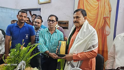 नवनियुक्जित जिला चेयरपर्सन हरेराम सिंह को सम्मानित करते