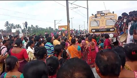 मथुरापुर में महिलाएं विरोध प्रदर्शन करती हुईं