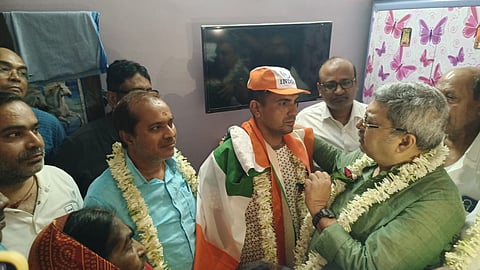 सांसद कल्याण बनर्जी जवान पूर्णम कुमार साव से बातचीत करते हुए, साथ में हैं रिसड़ा पालिका के चेयरमैन विजय सागर मिश्रा व अन्य