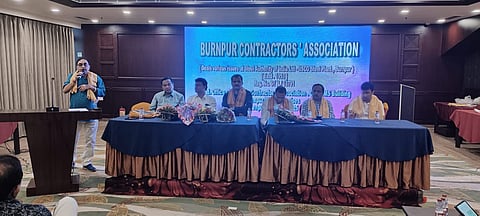बैठक को संबोधित करते बर्नपुर कॉन्ट्रैक्टर एसोसिएशन के महासचिव शुभदीप ठाकुर