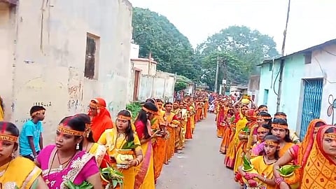 शोभायात्रा में शामिल महिलाएं