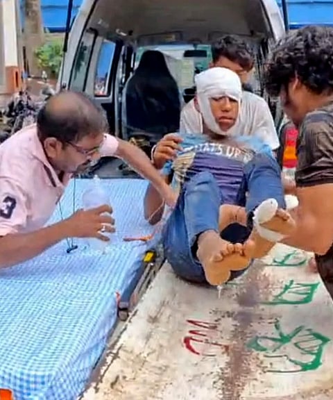 चलती ट्रेन से गिरने के कारण घायल हुआ युवक