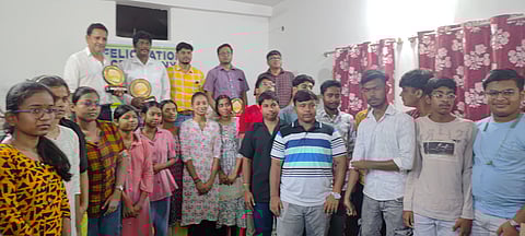 दामोदर वी केयर ग्रुप ऑफ फाउंडेशन ने 22 विद्यार्थियों को किया सम्मानित