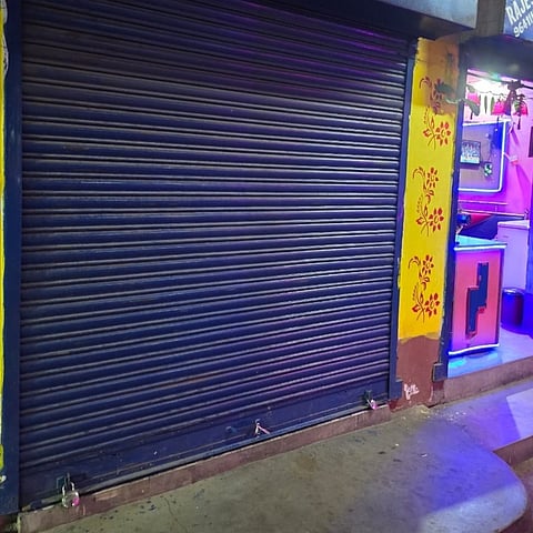 बंद करवाये गये दुकान