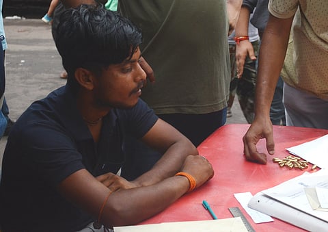 धर्मतल्ला में 120 कारतूस के साथ तस्कर गिरफ्तार