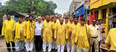 शोभायात्रा में शामिल समिति के पदाधिकारी