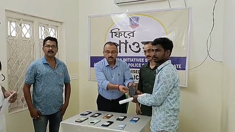 खोए मोबाइल बरामाद कर असली मालिक को देती पुलिस