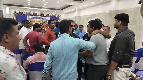 आपस में उलझते संगठन के सदस्य