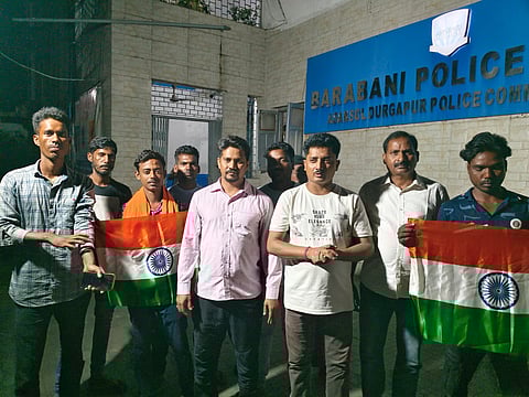 बाराबनी थाना के सामने प्रदर्शन करते भाजपा समर्थक