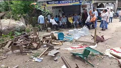 झड़प के बाद बिखरा सामान